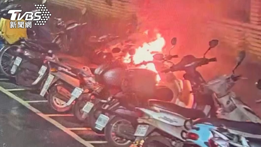 深夜機車自燃連燒7車!火舌竄一層樓高 信義區居民驚醒