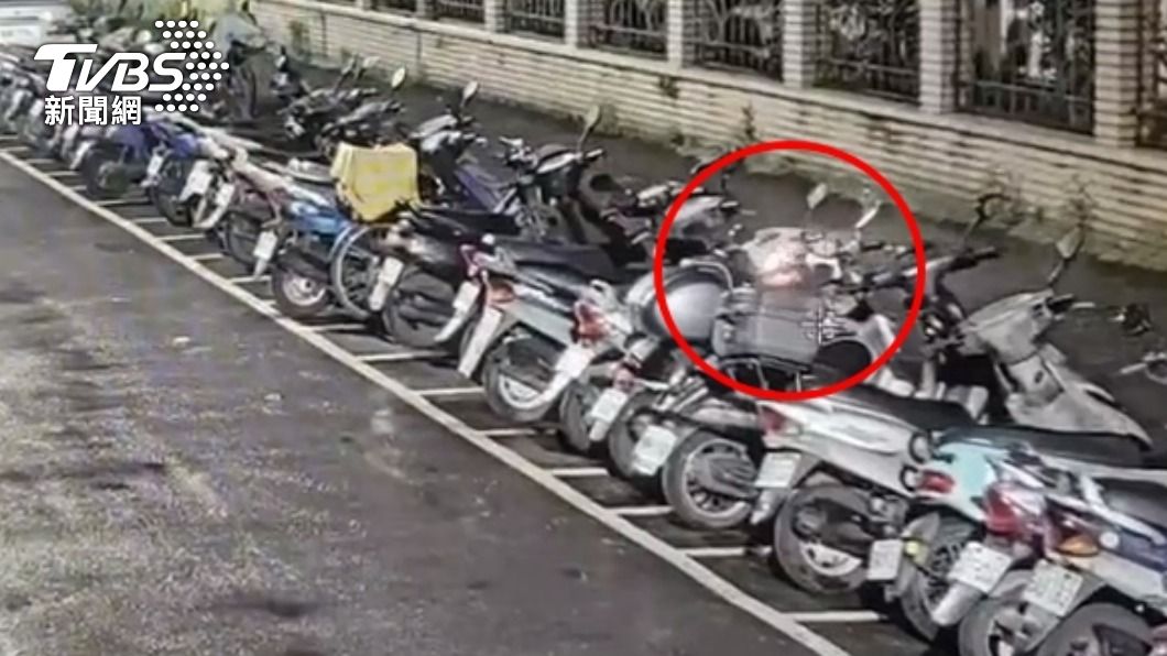 機車冒煙前無人靠近。(圖/TVBS)