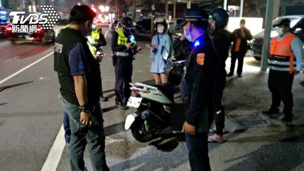 警方針對違規行為進行取締。(圖/TVBS)