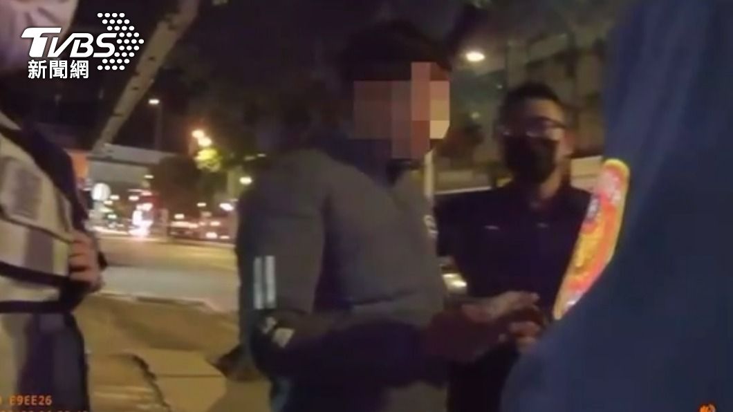酒駕闖臨檢站逃!男駕駛生活百貨閒晃 遭民眾指認慘被逮