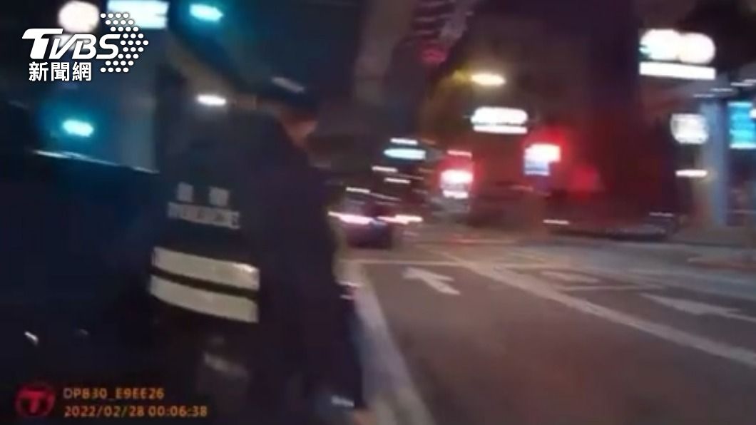 員警追上前後駕駛逃離現場。(圖/TVBS)