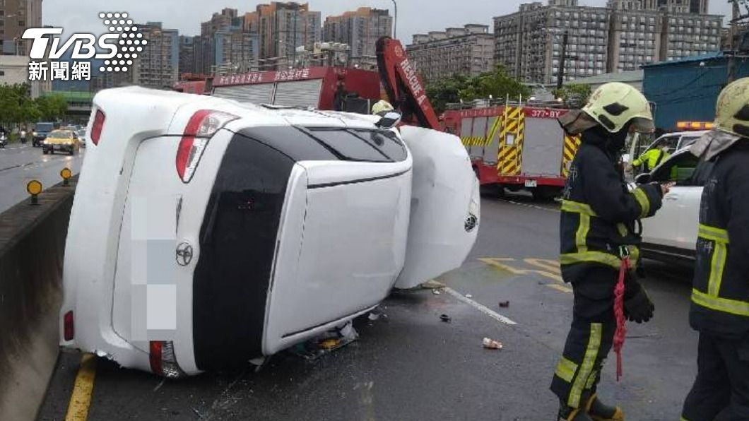 大家都違規!闖紅燈、搶快左轉兩車擦撞翻覆 4人送醫