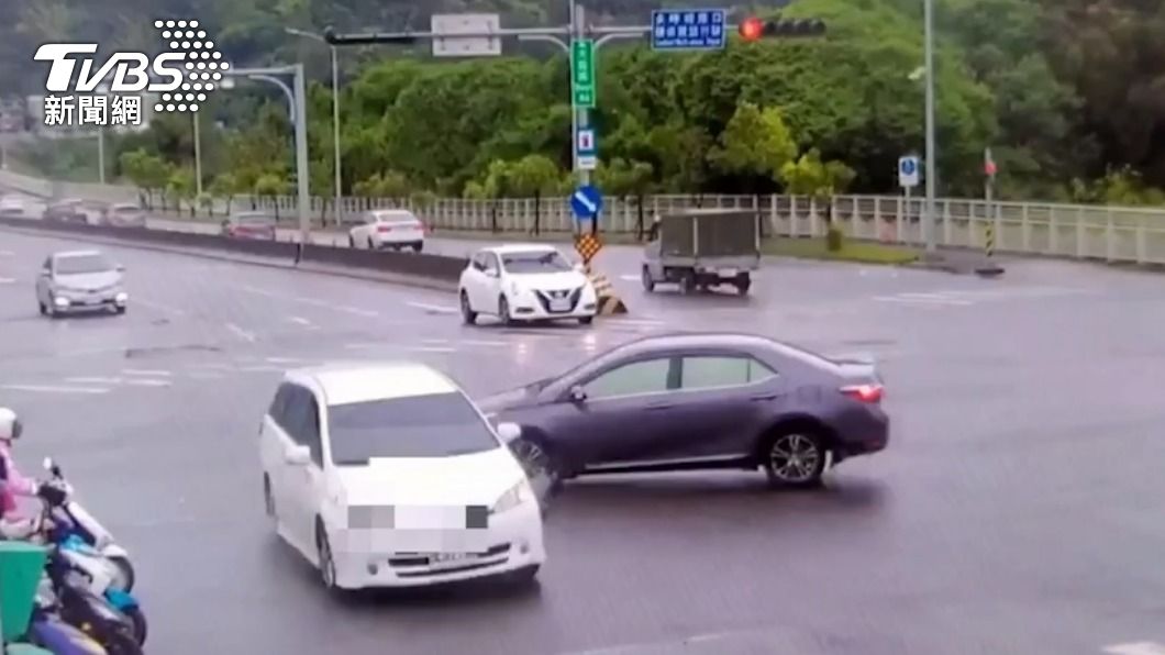 2車在路中央碰撞。(圖/TVBS)