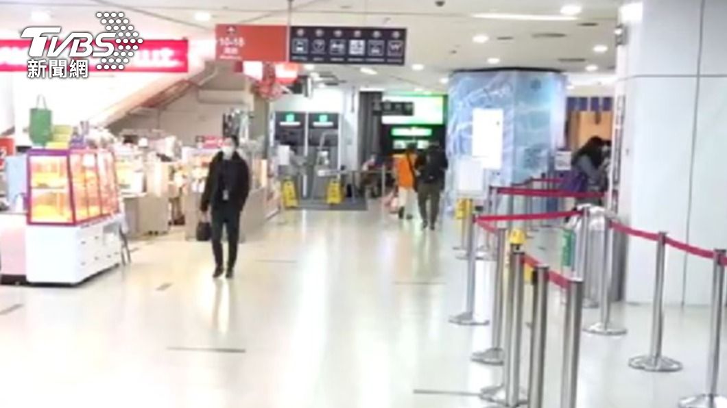 市府轉運站男廁出現偷窺狼。(圖/TVBS)