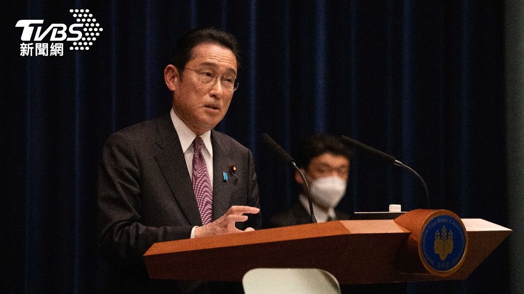 岸田文雄從前往比利時的機中下達指示。(圖/達志影像路透社)