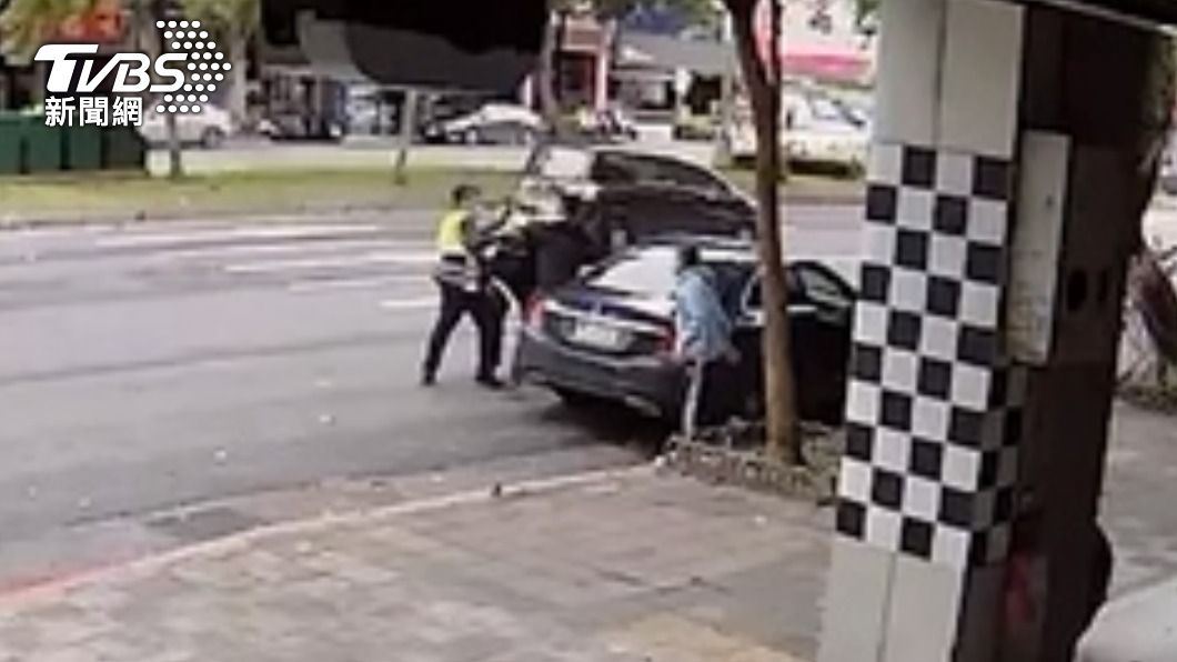 酒駕又違規停車!2莽男關窗夾警拖行叫囂 慘遭上銬逮捕