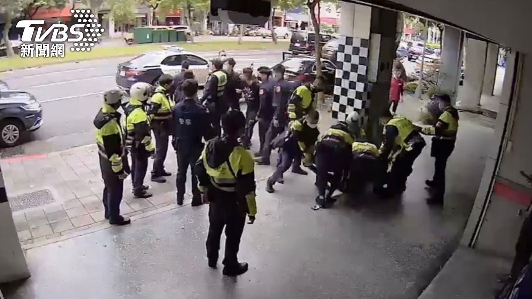 大批警力到場壓制2失控男子。(圖/TVBS)
