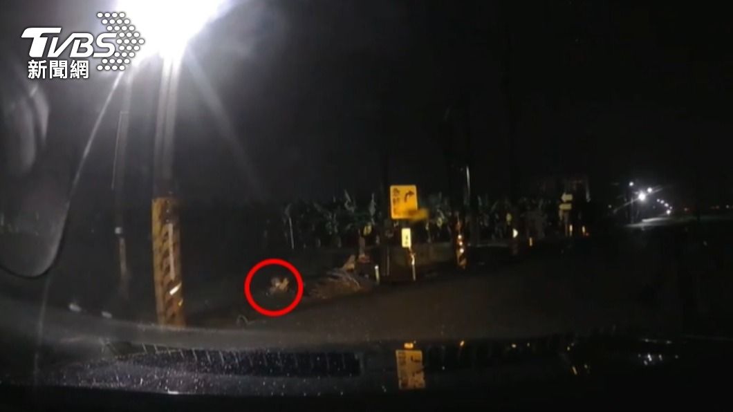 我在水溝裡面！天雨路滑婦騎車摔水溝　警一度找嘸人