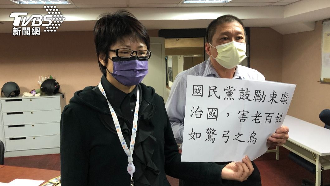 陳信瑜今天中午赴議會舉手板,痛批國民黨鼓勵東廠治國,害老百姓如驚弓之鳥,也讓藍綠聯手杯葛今天議事。(圖/TVBS)