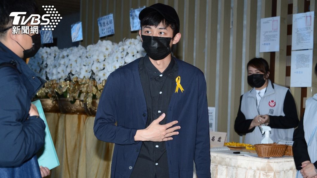 吳政迪送唐川最後一程。(圖/許方正)