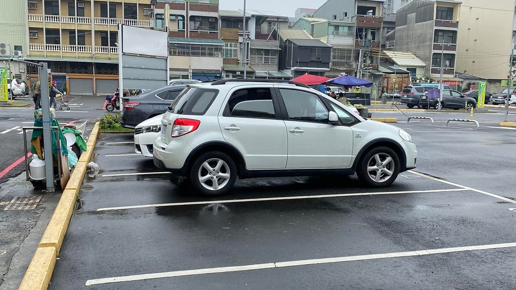 下雨天見車窗沒關 男1舉動被讚爆:看到了不能不理