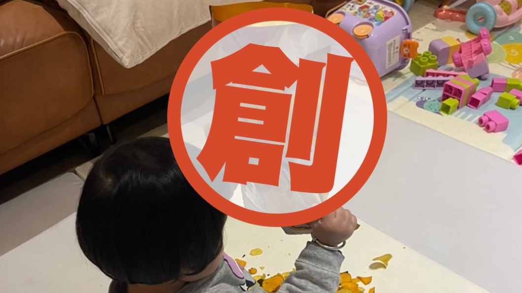 女兒趁洗碗「開餅乾」！媽見客廳慘狀崩潰：孩子安靜沒好事