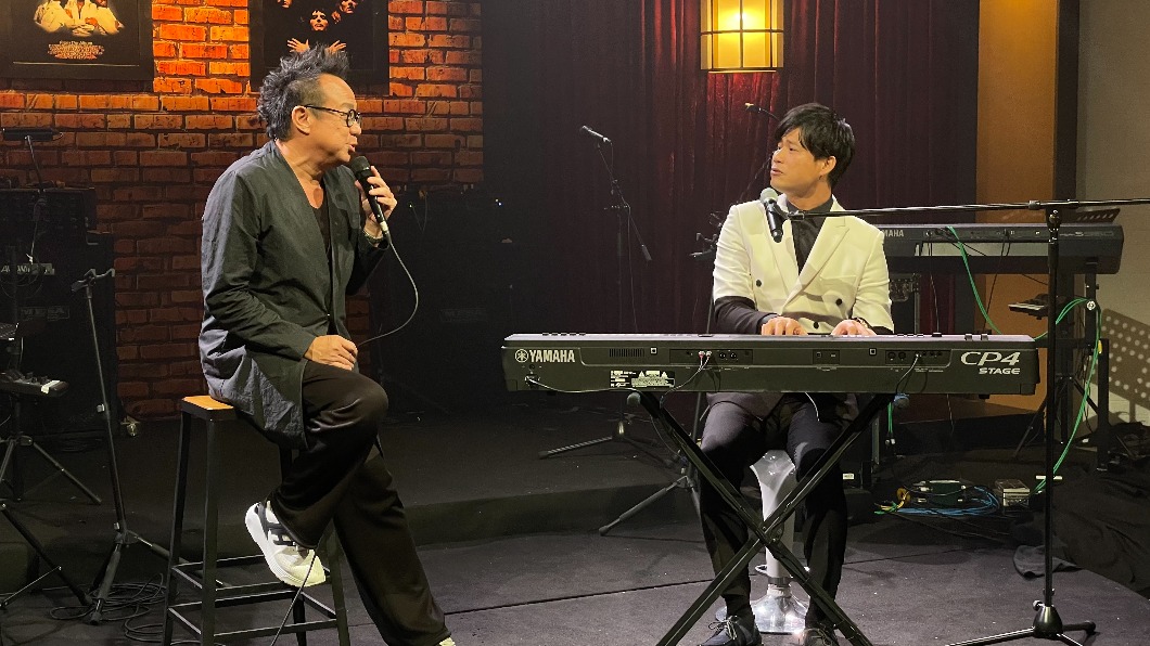 黃大煒和主持人陳國華合唱歌曲〈乘著風〉，陳國華說第一次聽到黃大煒創作，有種靈魂被打醒的感覺。（圖／年代提供）
