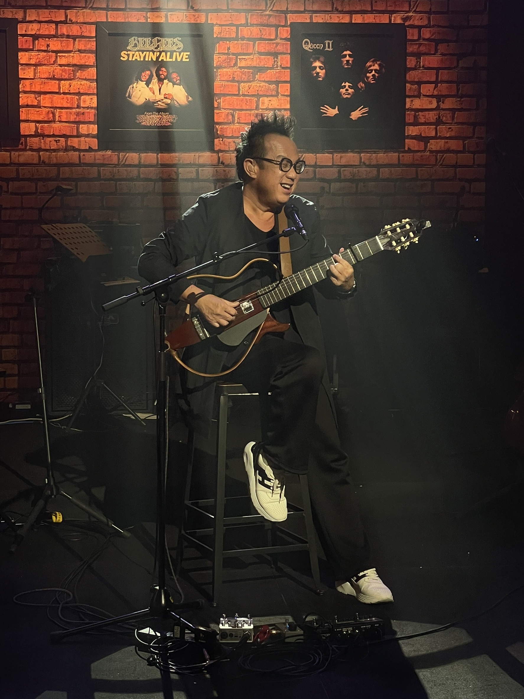 黃大煒在節目《那些年。那些歌》一連獻唱多首經典歌曲。（圖／年代提供）