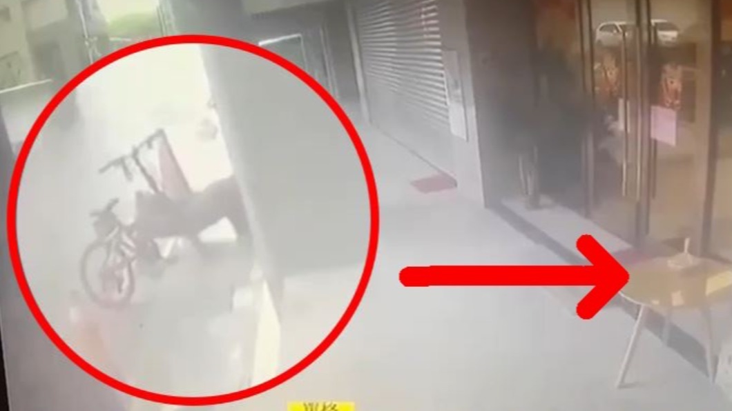 帽T男做完伏地挺身就將便當偷走。（圖／翻攝自我是蘆洲人 臉書）