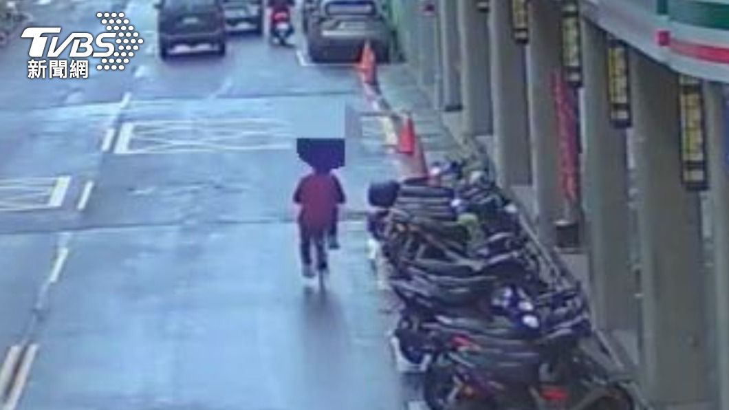 帽T男騎腳踏車離開。(圖/TVBS)
