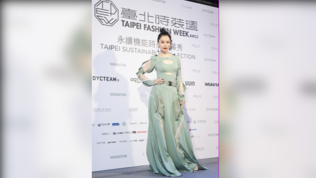 一甩蕾王風波!徐若瑄首度現身 清唱「別人的」