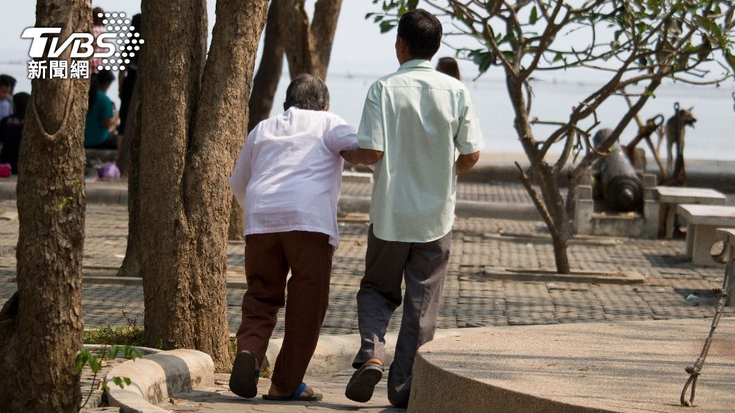 許多人都認為,父母年老時,孩子必須盡孝道。(示意圖,非當事人/Shutterstock達志影像)