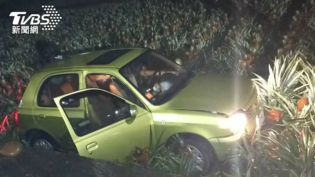 鳳梨們沒事吧？少年仔轉彎失控打滑　連人帶車栽進田裡　