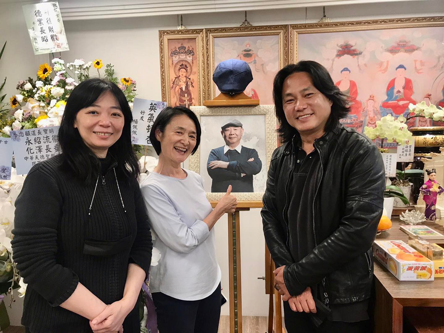 譚艾珍(中)形容,靈堂就像溫馨小客廳。(圖/翻攝自譚艾珍臉書)
