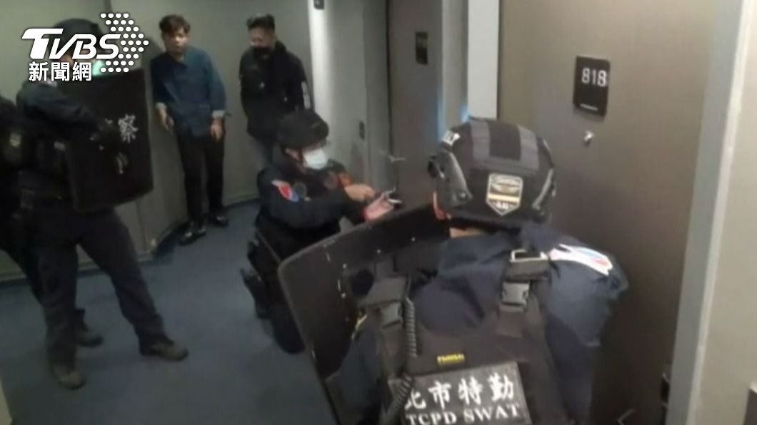 特勤員警攻堅。（圖／TVBS）