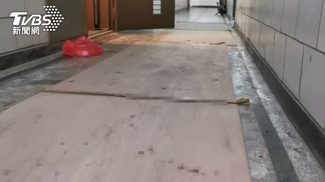 酒店經紀公司外血跡斑斑。(圖/TVBS)