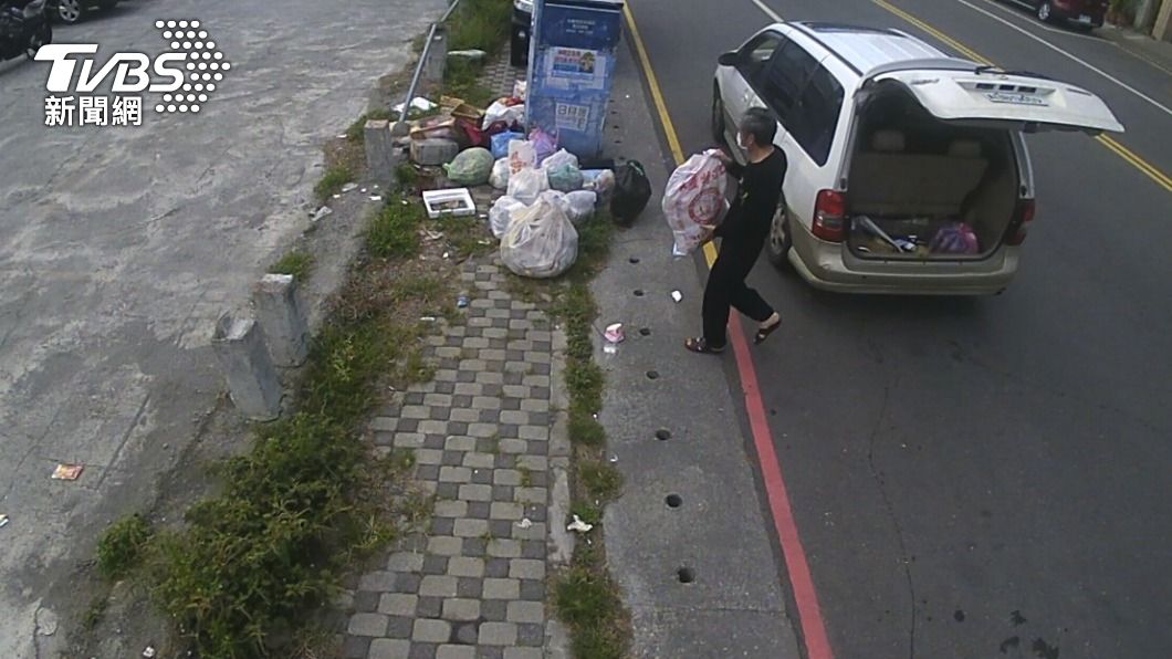 舊衣回收箱變垃圾集中點 (圖/台東縣環保局提供)