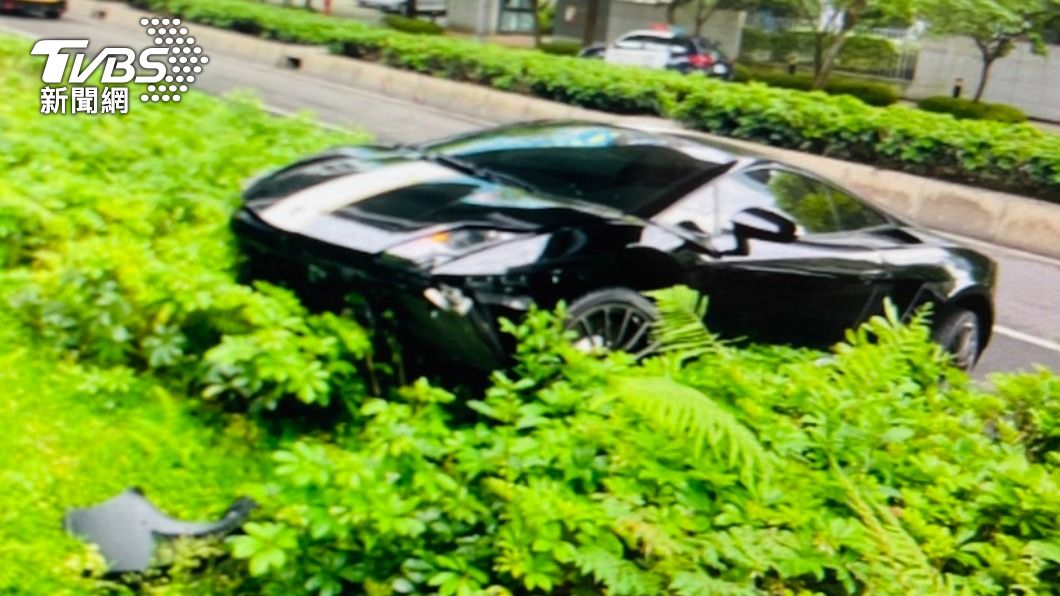 這輛超跑新車價超過1300萬。(圖/TVBS)