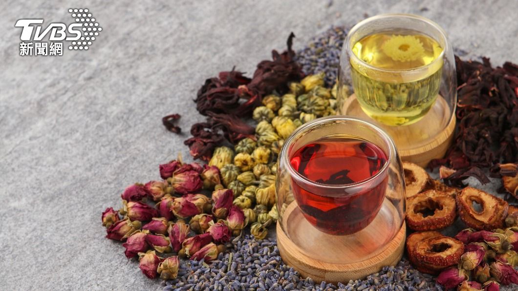 不少網友推薦玫瑰花茶、國寶茶、莓果茶等無咖啡因茶飲。（示意圖／shutterstock達志影像）