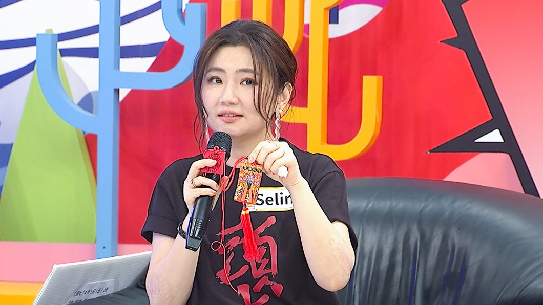 Selina秀出男友特地為她求來的護身符。(圖/中天提供)