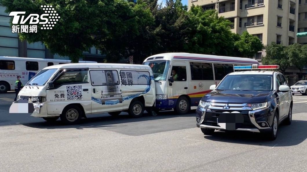 大膽!遊覽車直行未注意左轉車 連警用巡邏車都遭殃