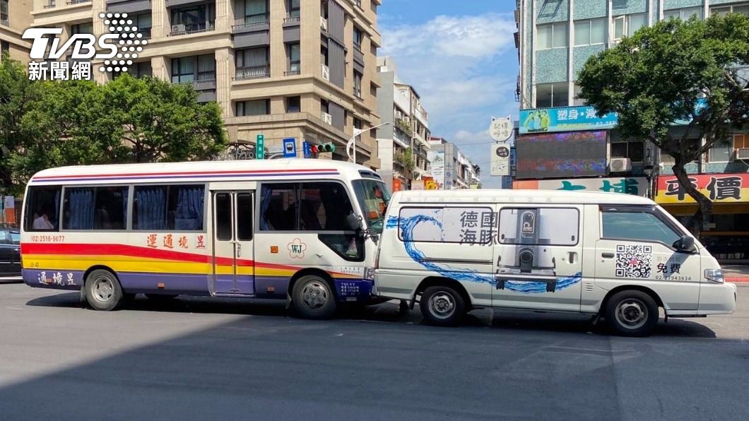 遊覽車未注意前方左轉車。(圖/TVBS)