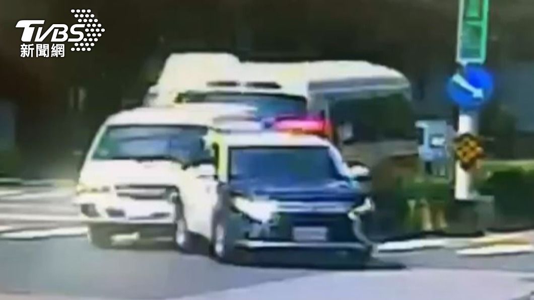 遊覽車撞上廂型車再推撞警用巡邏車。(圖/TVBS)