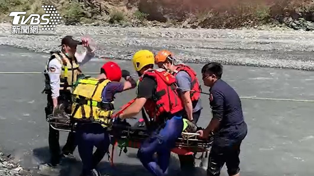 警消人員立馬到場搜救。(圖/TVBS)