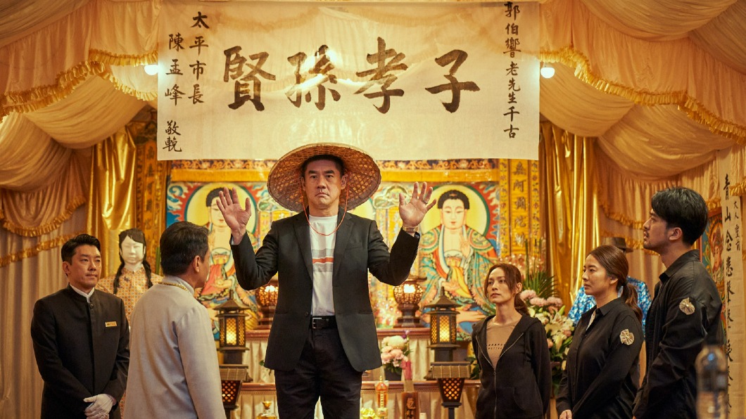 吳大維(中)帶領一家人替爸爸辦告別式。(圖/CATCHPLAY提供)