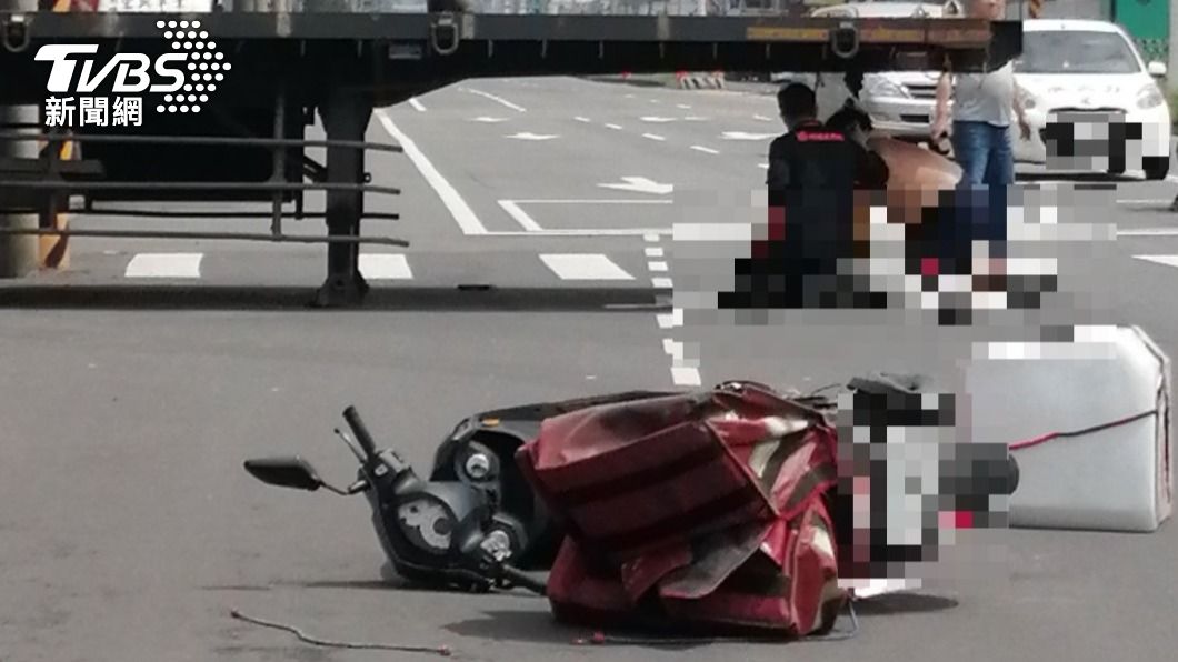 當自己家？聯結車占用馬路卸貨　騎士閃避不及命喪輪下
