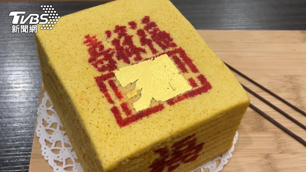 台南某間飯店因應清明節,推出金紙蛋糕。(圖/TVBS)
