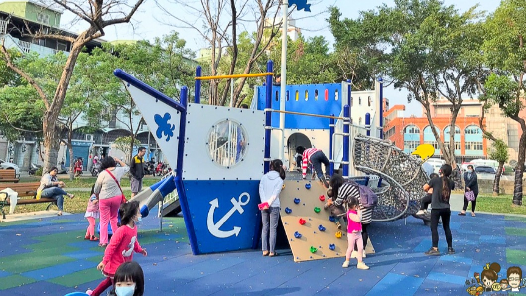 高雄佛公公園的船隻造型遊具。（圖／跟著尼力吃喝玩樂提供）