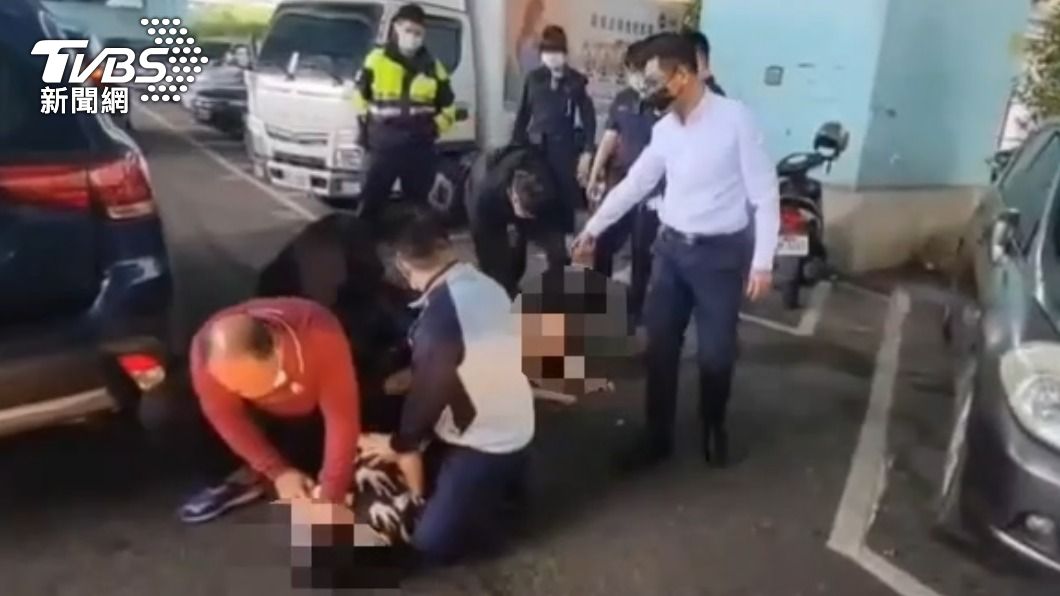 警方在停車場逮捕犯嫌。（圖／TVBS）