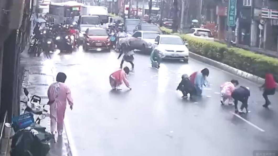最美春雨街景！見習郵差灑落信件　民眾紛紛幫忙拾回