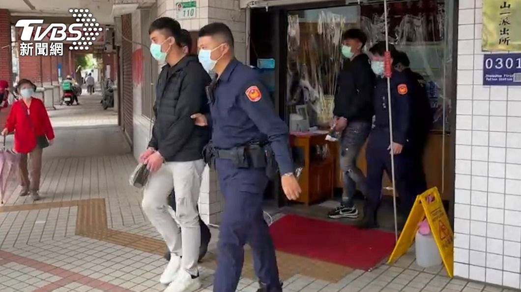 2名男子供稱是因為不滿被害人先嗆聲罵人才會動手。（圖／TVBS）