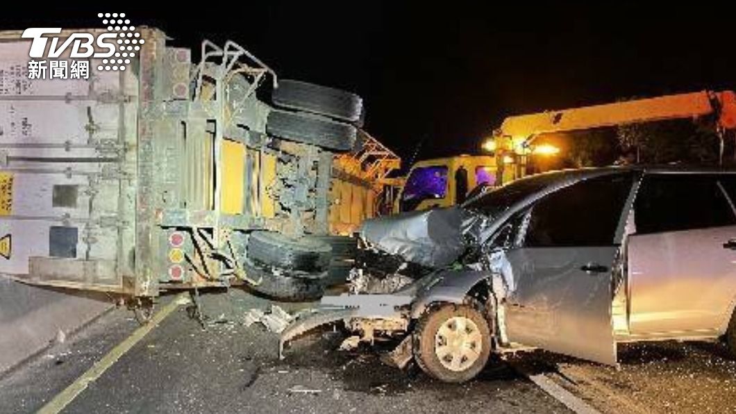國一嘉義民雄段3車深夜追撞 聯結車90度翻覆波及小客車