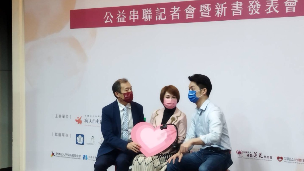 國民黨立委蔣萬安今(26日)出席「如果還有明天」公益串聯記者會暨新書發表會。(圖/TVBS)