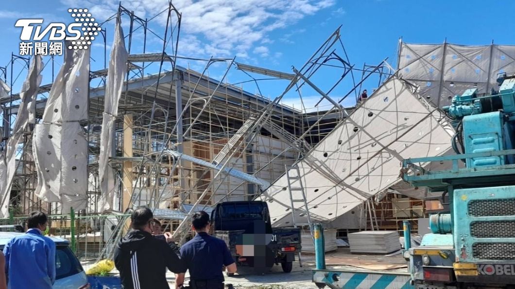 東倒西歪!高雄莫名颳起怪風 強度瞬間KO五公尺鷹架
