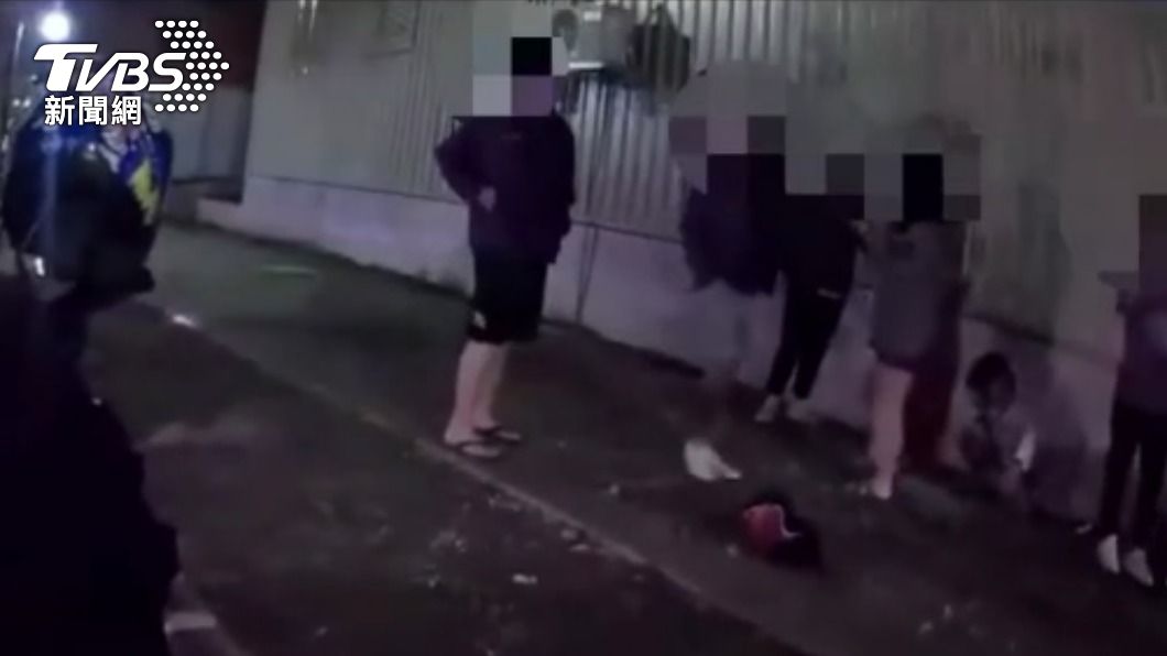 嗆「嘴臭不要出來吠」 2女偕男友談判變10人互毆