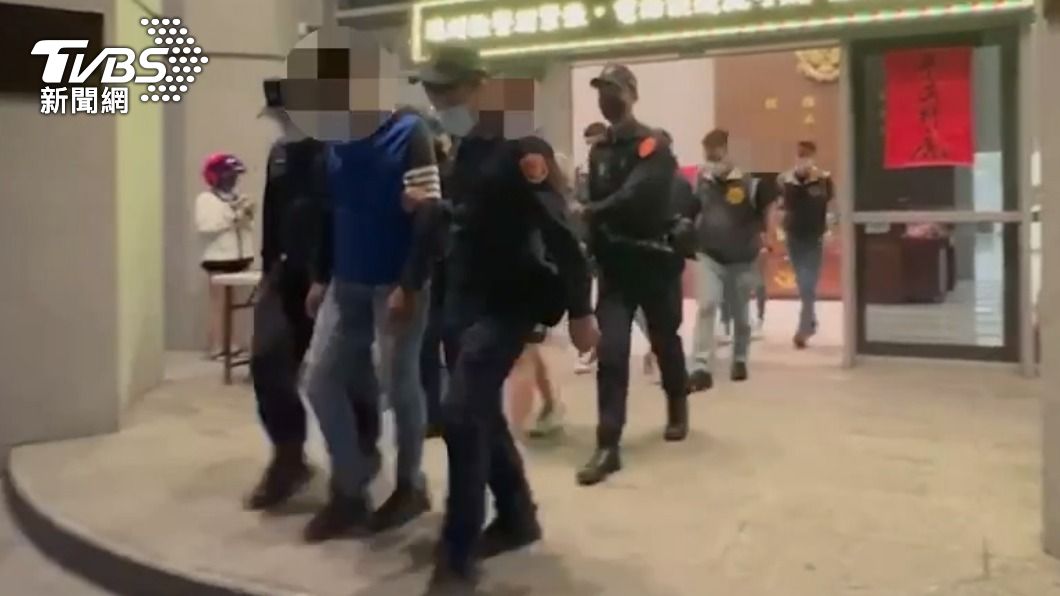 犯嫌被警方移送。（圖／TVBS）