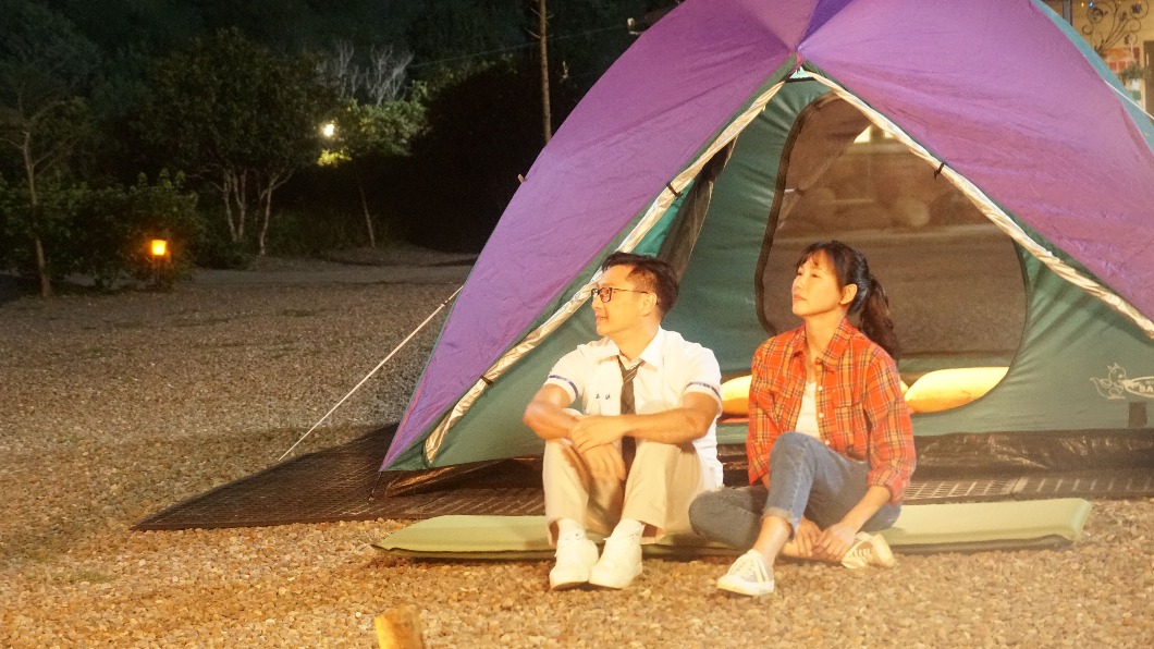 劇中謝祖武晚上留在張本渝家一同看星星。(圖/華視提供)