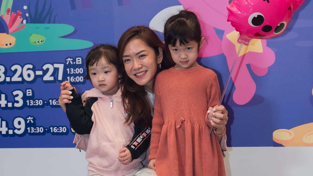 楊千霈與兩個寶貝女兒開心合影。(圖/寬宏藝術提供)