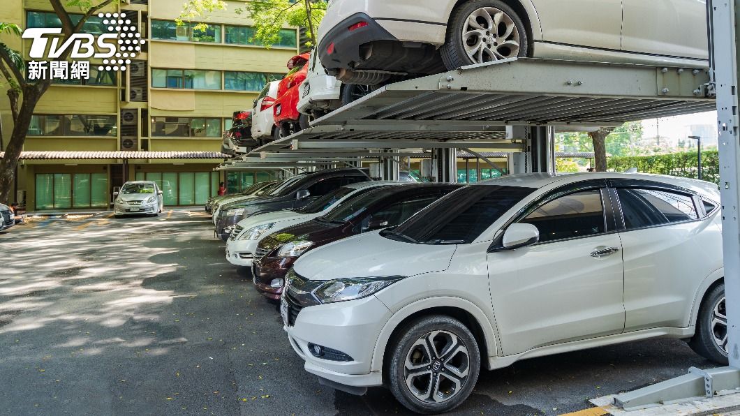 休旅車秒變敞篷車？無視限高硬停「機械車位」下場慘