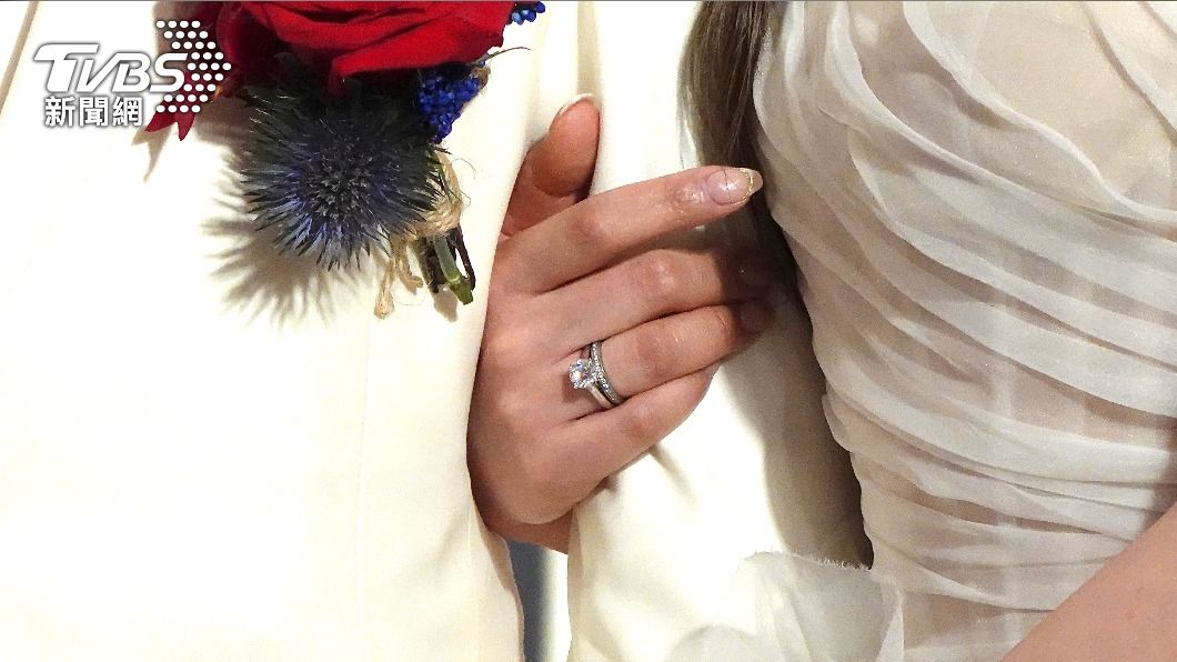 王鼎霖和丁巧唯已於2020年登記結婚,她戴著寶格麗鑽戒。(圖/黃城碩攝)